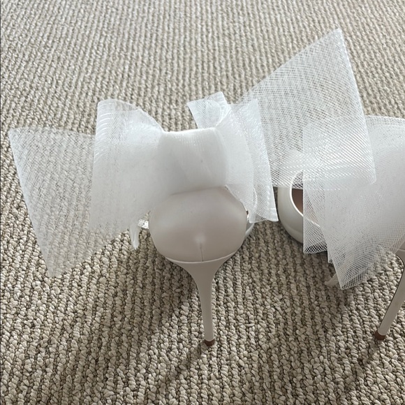 NEW (without box) Steve Madden White Satin Heels with Ankle Ties and Bow - Picture 2 of 7